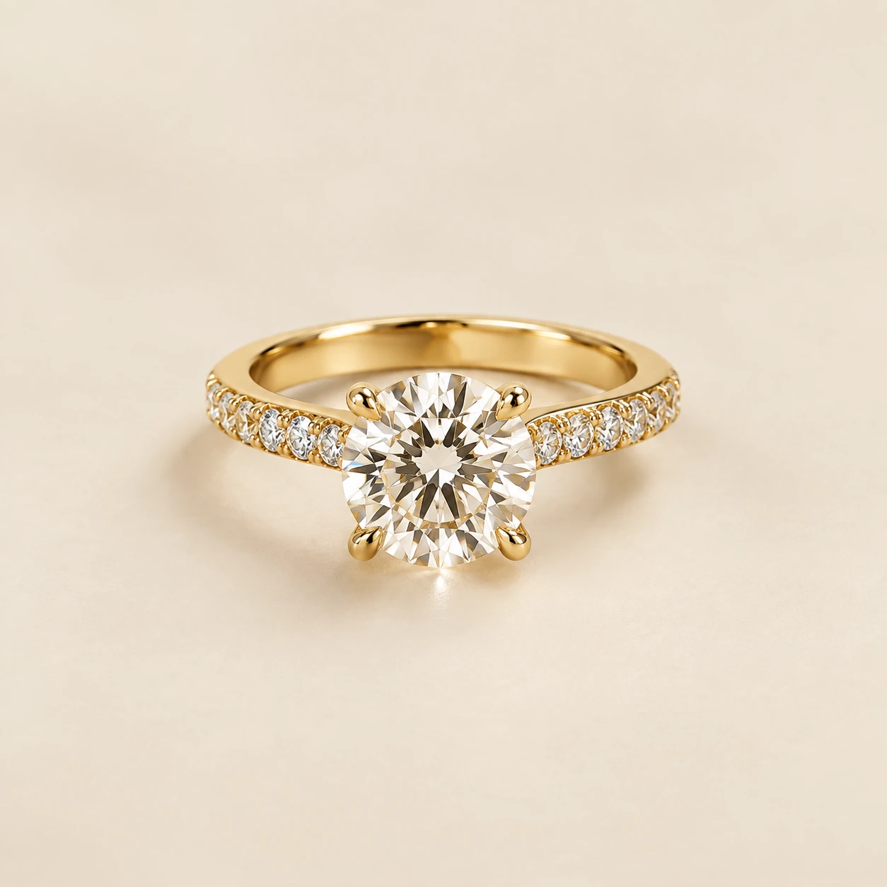 Anillo Solitario de oro con diamante central