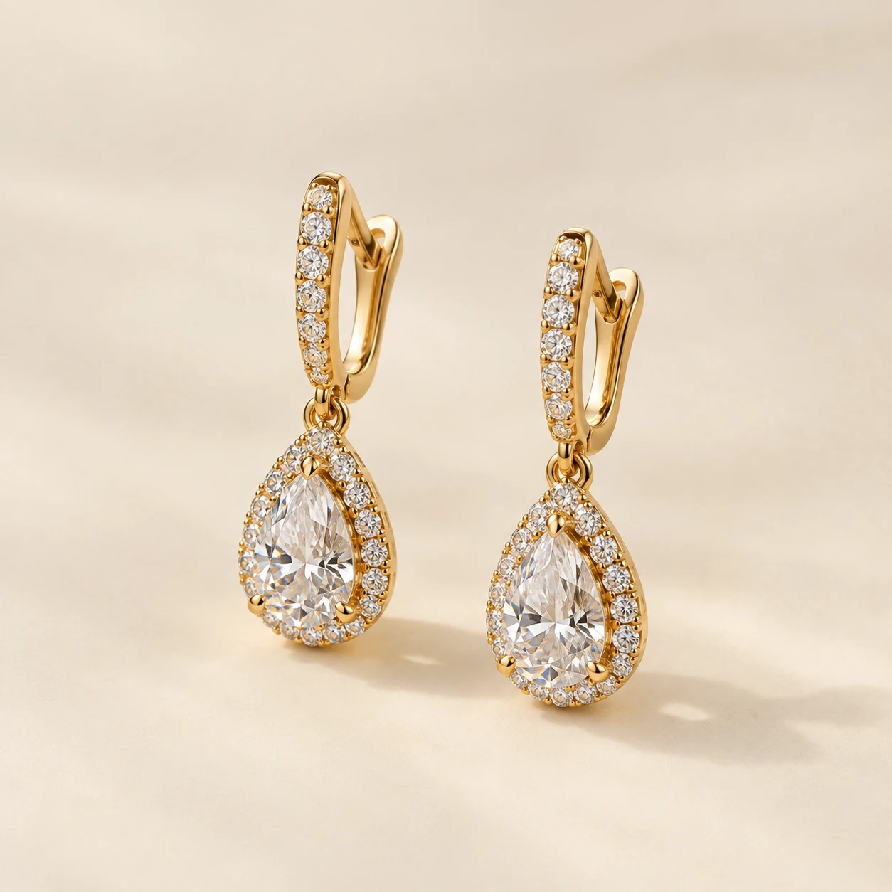 Aretes Brillo de oro con diamantes en forma de lágrima