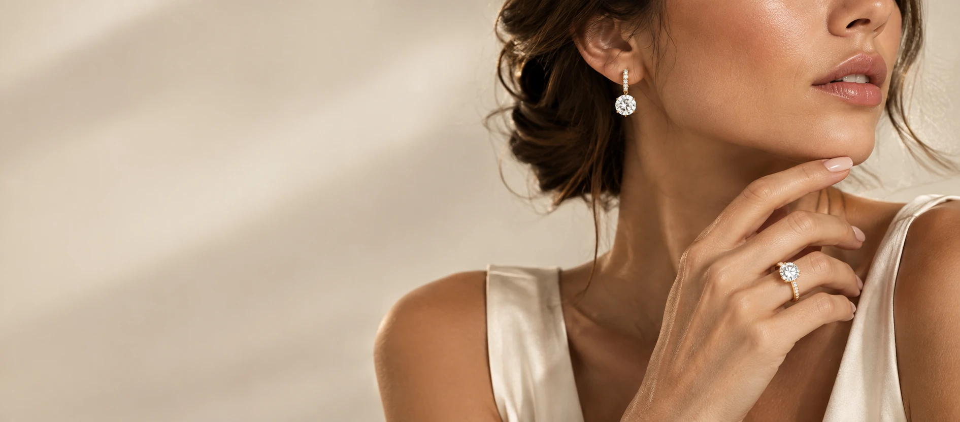 Modelo luciendo aretes y anillo de oro con diamantes